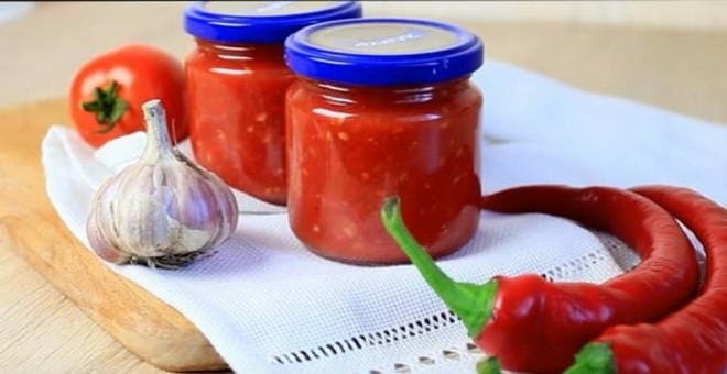 Adžika paradicsomból fokhagymával és borssal, téli főzéssel - 5 lépésről lépésre recept egy fotóval