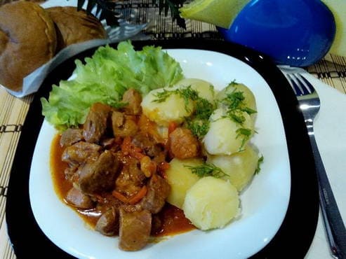 Rindergulasch im Slow Cooker mit Soße - 5 Schritt-für-Schritt-Rezepte mit Foto