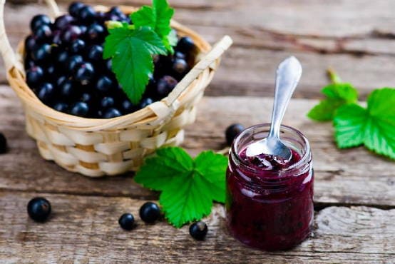 Gelatina di ribes nero per l'inverno - 5 semplici ricette con una foto passo dopo passo