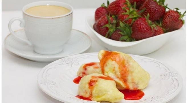 Bujne pierogi na kefirze z truskawkami