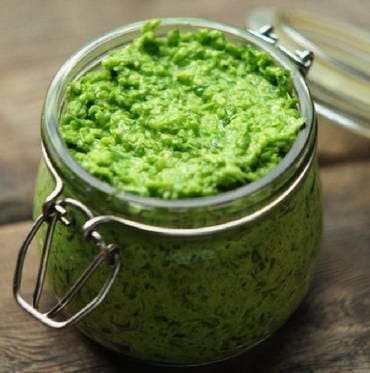 Knoblauchpfeile Rezept für den Winter durch einen Fleischwolf