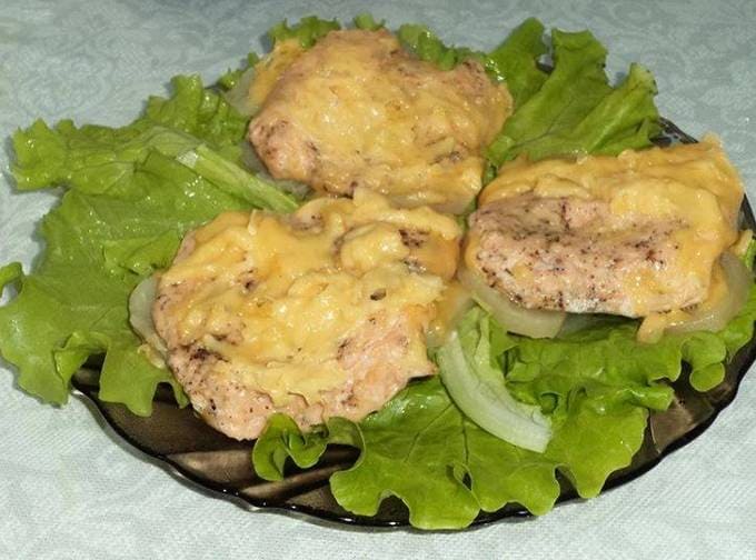 Rosa Lachs in Folie in einem Slow Cooker
