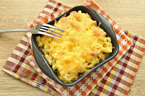 Pasta-Auflauf mit Würstchen