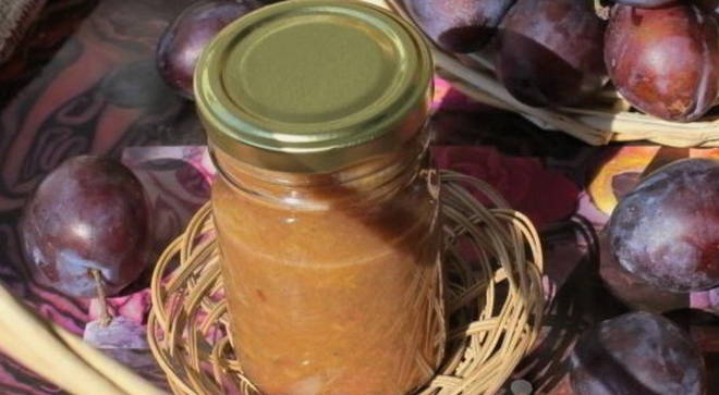 Tkemali di prugne con basilico