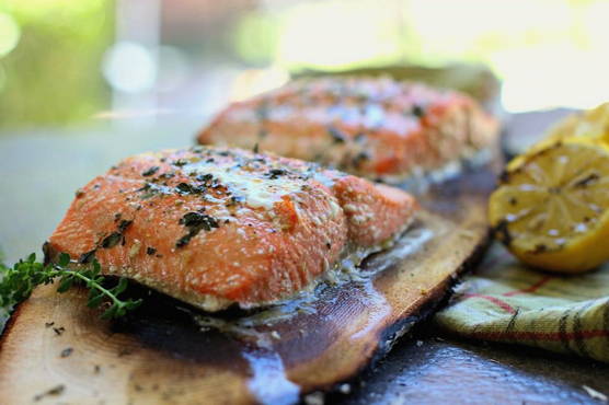 Rosa Lachs auf dem Grill