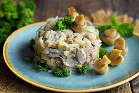 Insalata di lingua con cetrioli sottaceto e funghi