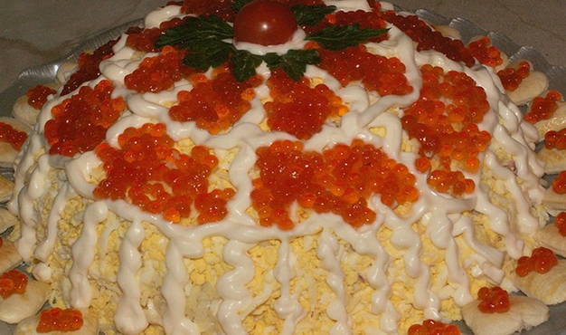 Salat mit Rindfleisch und gebratenen Champignons in Schichten