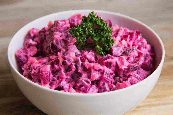 Insalata di barbabietole bollite e formaggio