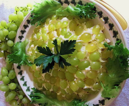Salat mit geräuchertem Hühnchen und Trauben