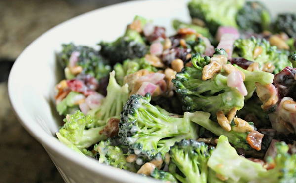 Insalata con broccoli e uva