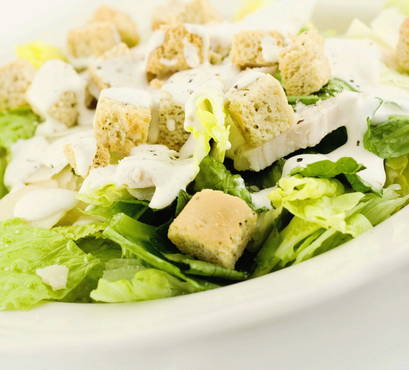 Salate mit Croutons und Kohl