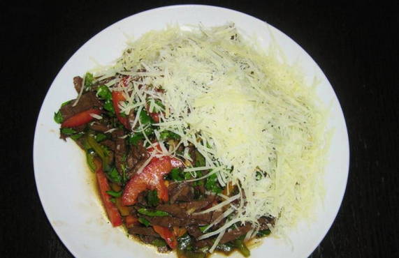 Insalata di manzo, pomodoro e peperone