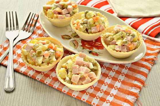 Insalata in tartellette con prosciutto