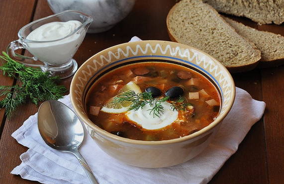 Soljanka mit geräuchertem Fleisch und Kartoffeln