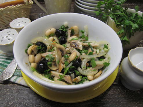 Salat mit Bohnen und gebratenen Champignons