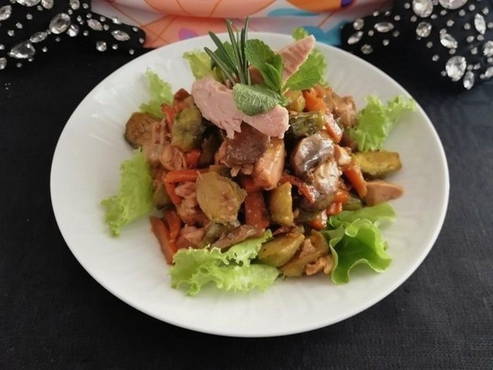 Diätsalat mit Thunfisch und Gemüse
