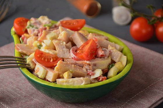 Salat mit geräuchertem Hühnchen und Paprika