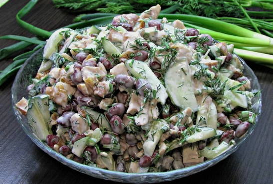 Insalata di pollo affumicato con fagioli