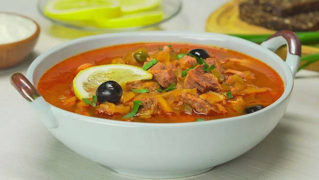 Solyanka classica con patate
