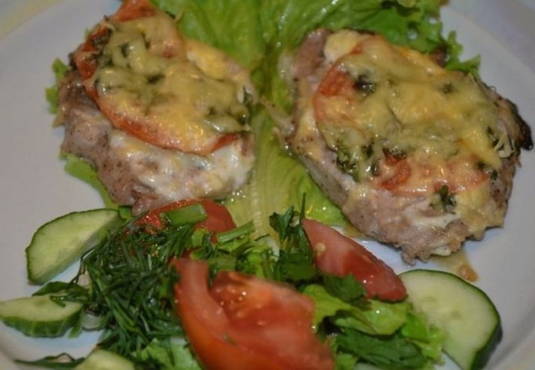 Braciole di maiale al forno con pomodori e formaggio