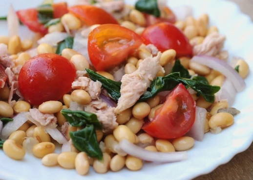 Dosensalat mit weißen Bohnen
