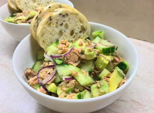 Salat mit Thunfisch, Avocado und Gurken