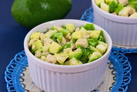 Insalata di avocado, pollo e mele