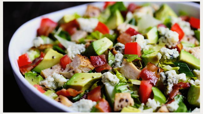 Avokádó és feta saláta