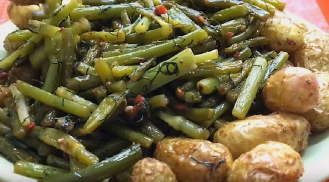 Frecce d'aglio in un multicooker
