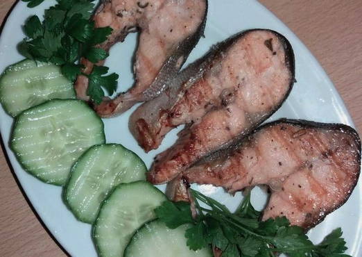 Rosa Lachs auf dem Elektrogrill