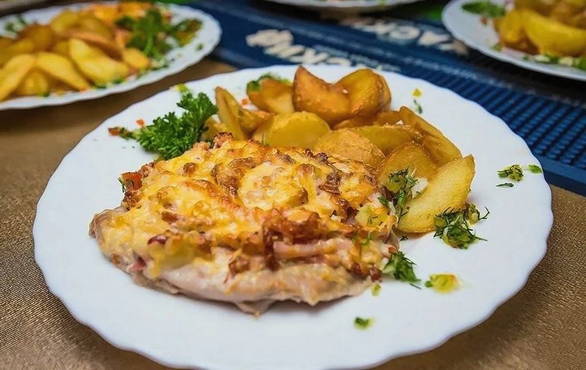 Costolette di pollo con patate al forno