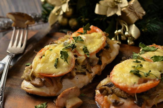 Costolette di pollo con funghi e pomodori