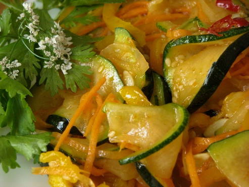 Koreaanse pittige courgettesalade