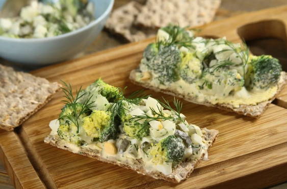 Brokkolisalat mit Ei