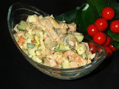 Insalata con prosciutto e funghi fritti