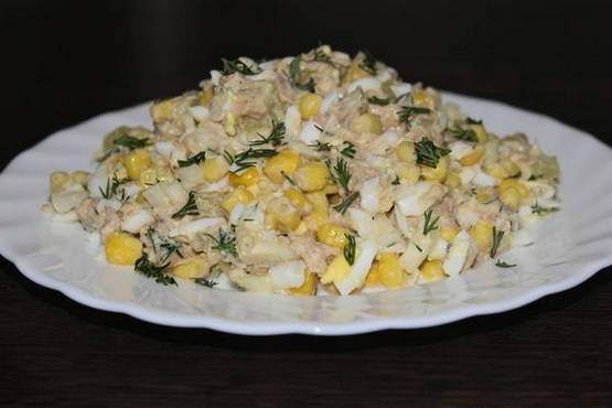 Salat mit Thunfisch und Ei und Mais