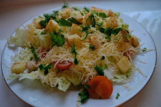 Insalata di pollo con crostini e cavolo cinese