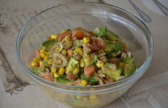 Salat mit Thunfisch und Avocado und Mais