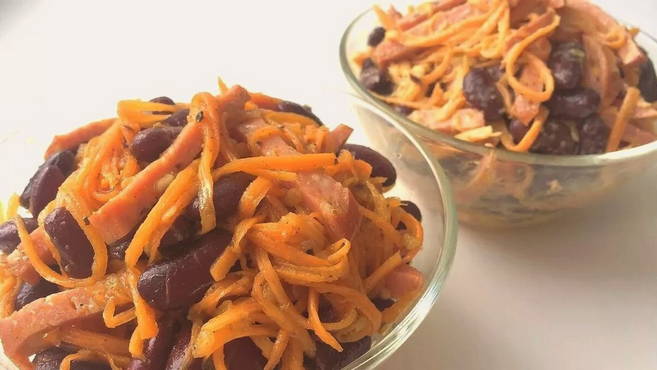 Salat mit Bohnen, Wurst und koreanischen Karotten