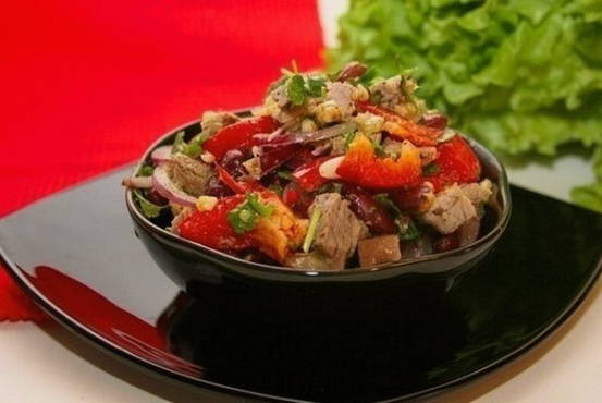 Insalata con fagioli, carne e pomodori