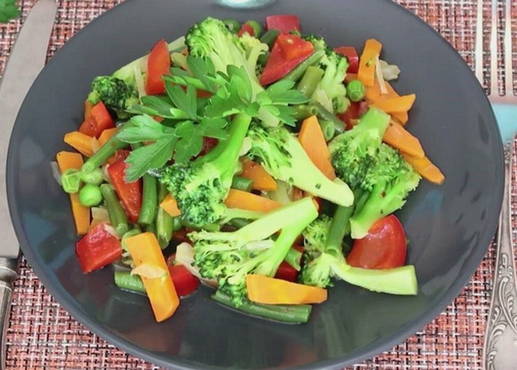 Brokkolisalat mit Gemüse