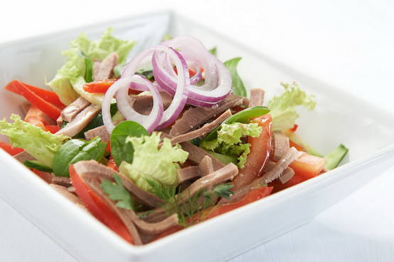 Salat mit Zunge und Gurken