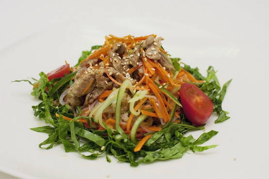 Insalata di manzo e cipolle sott'aceto