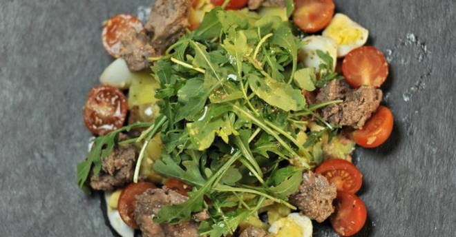 Insalata con fegato di merluzzo e pomodori