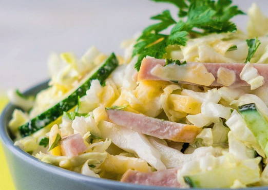 Salat mit Schinken, Käse und Gurke