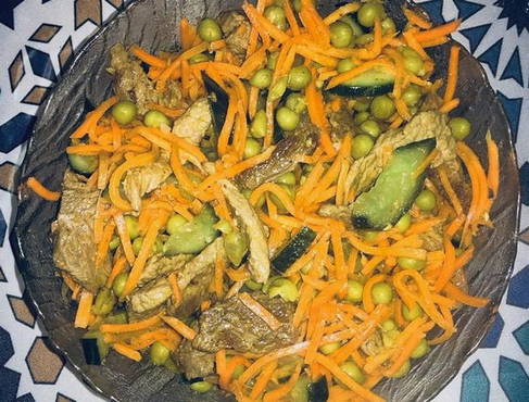 Salat mit Rindfleisch und Karotten