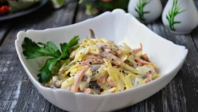 Salat med skinke og svampe