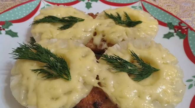 Hähnchenkoteletts mit Ananas in einer Pfanne