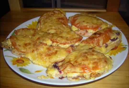 Bocconcini di pollo in padella con pomodorini e formaggio