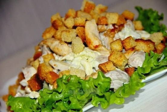 Insalata con crostini e petto di pollo